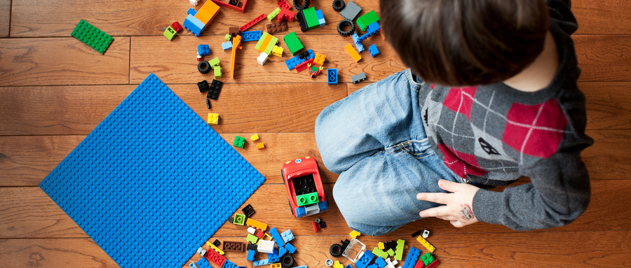 攝圖網_501460200_wx_男孩在地板上玩玩具塊(企業商用).jpg 攝圖網_501460200_wx_男孩在地板上玩玩具塊(企業商用).jpg